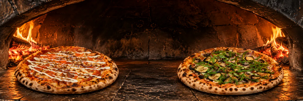 Deux pizzas artisanales dans le four à bois de Don Emilia, pizzeria à Verviers